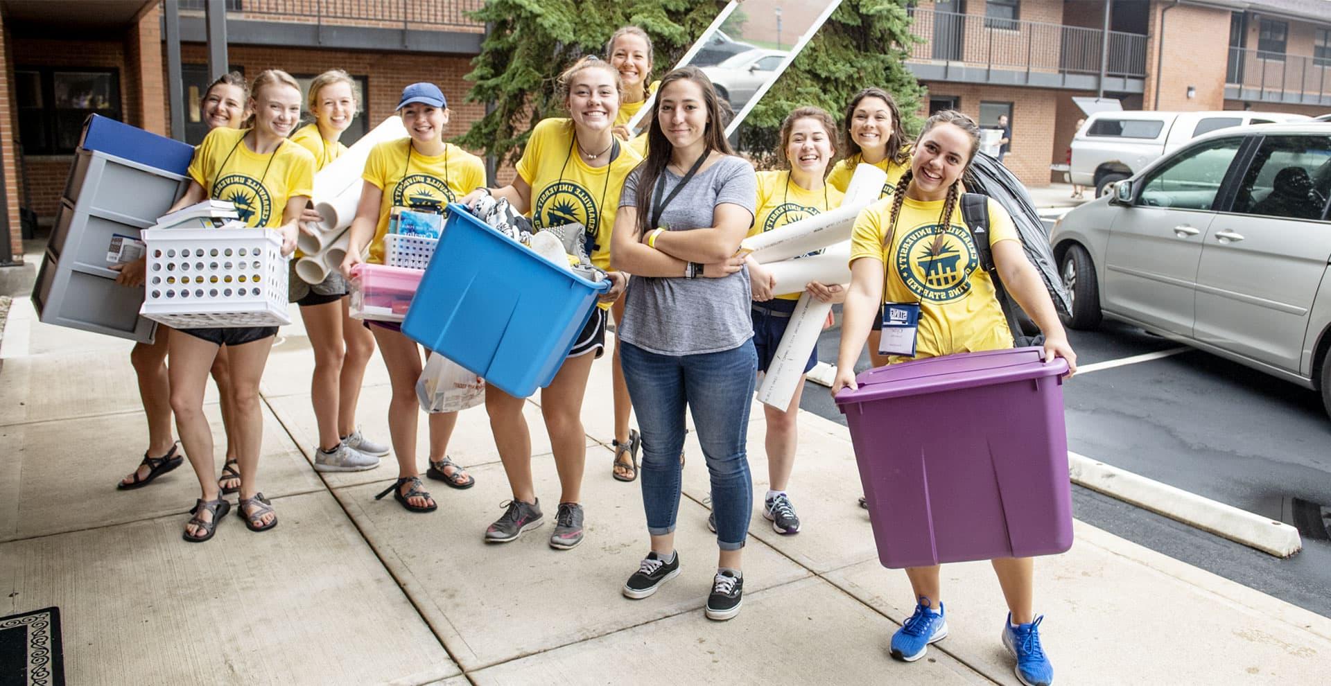 College 学生 moving new student into Printy residence hall